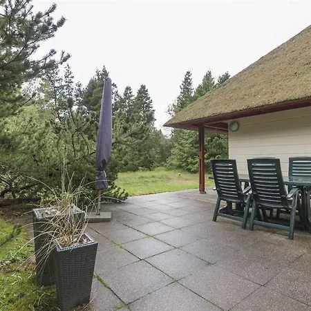 With Thatched Roof And Calm Βίλα