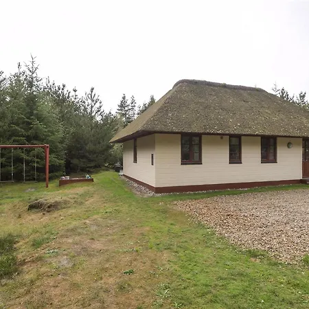 With Thatched Roof And Calm Βίλα